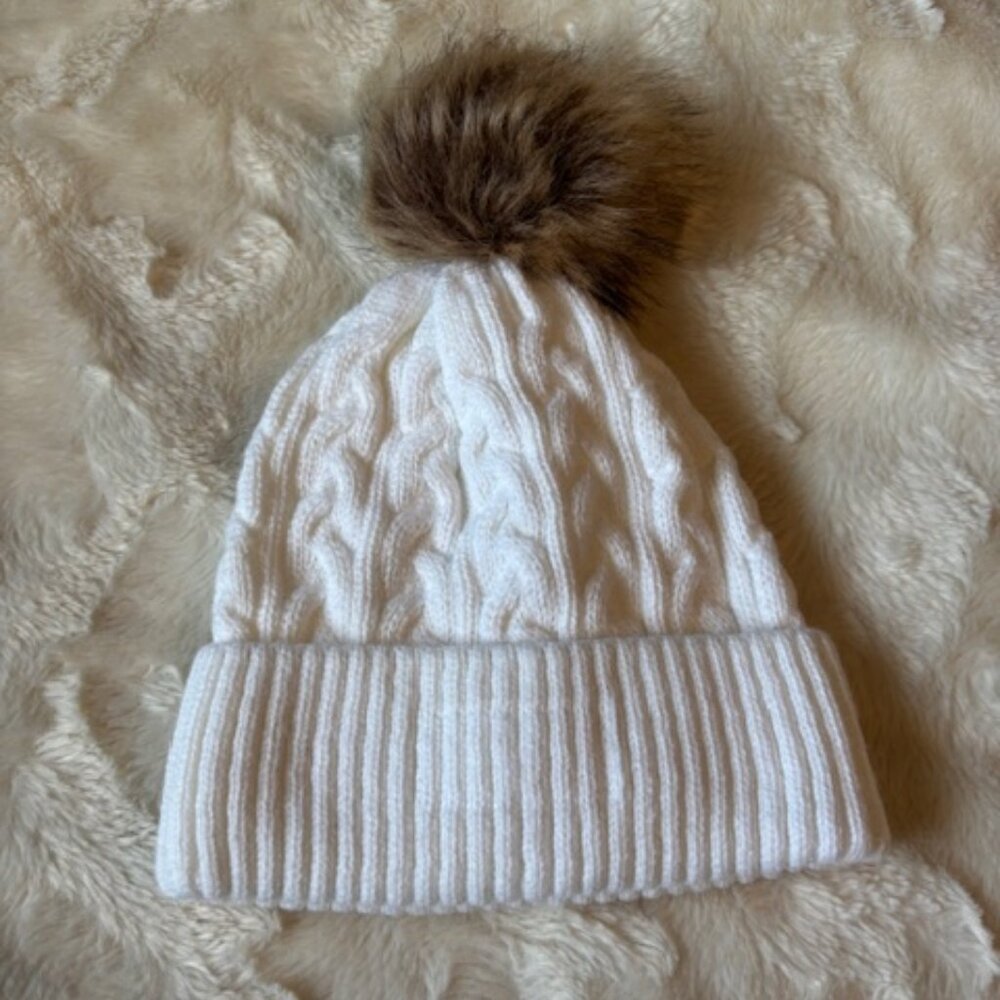 AMJ International Ladies White Cable Knit Hat Toque with Faux Fur Pom Pom NWOT